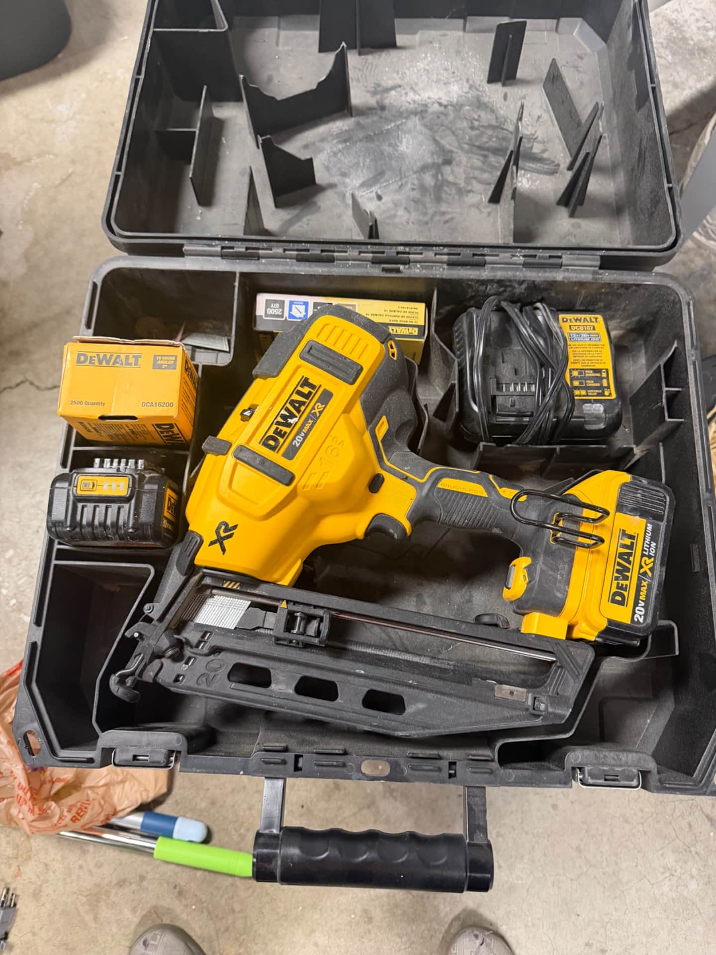 DeWalt 20V MAX XR 16-Gauge Finish Nailer Kit